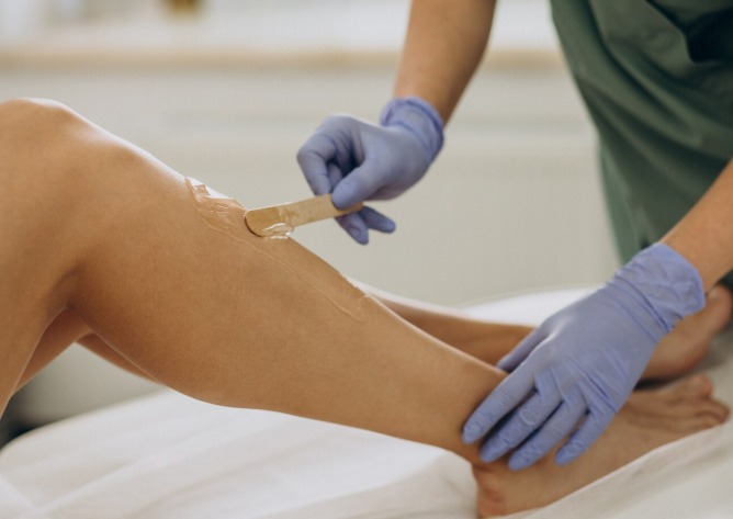 Depilação de Meia Perna realizado por profissional especializado no Wanderley Beauty Trends em Gravataí, ambiente moderno, acolhedor e com atendimento profissional na categoria Estética Corporal.