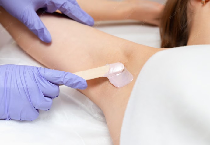 Depilação Feminina de Axíla realizado por profissional especializado no Wanderley Beauty Trends em Gravataí, ambiente moderno, acolhedor e com atendimento profissional na categoria Estética Corporal.
