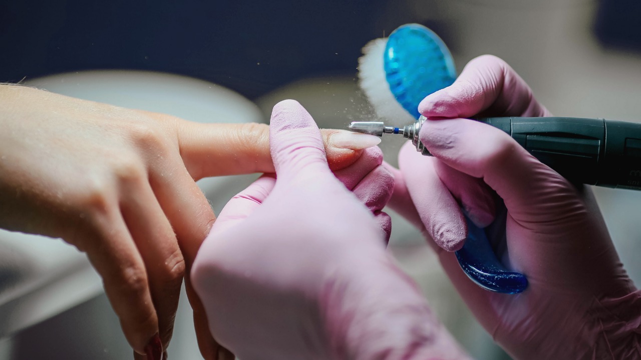 Remoção Esmaltação em Gel das Unhas realizado por profissional especializado no Wanderley Beauty Trends em Gravataí, ambiente moderno, acolhedor e com atendimento profissional na categoria Manicure.