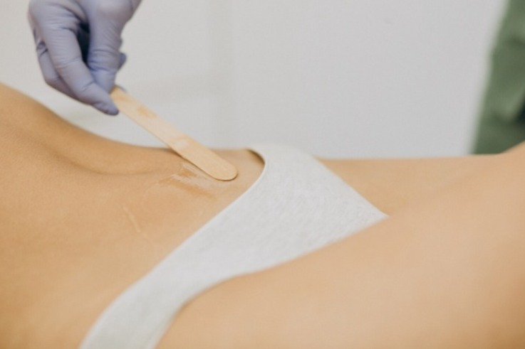 Depilação de Virilha realizado por profissional especializado no Wanderley Beauty Trends em Gravataí, ambiente moderno, acolhedor e com atendimento profissional na categoria Estética Corporal.