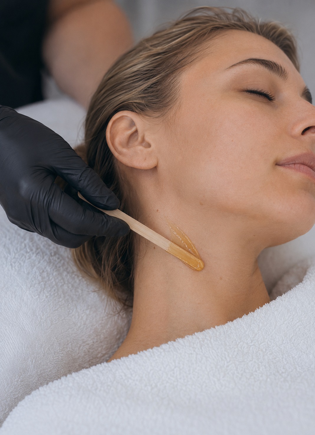 Depilação de Pescoço realizado por profissional especializado no Wanderley Beauty Trends em Gravataí, ambiente moderno, acolhedor e com atendimento profissional na categoria Estética Facial
