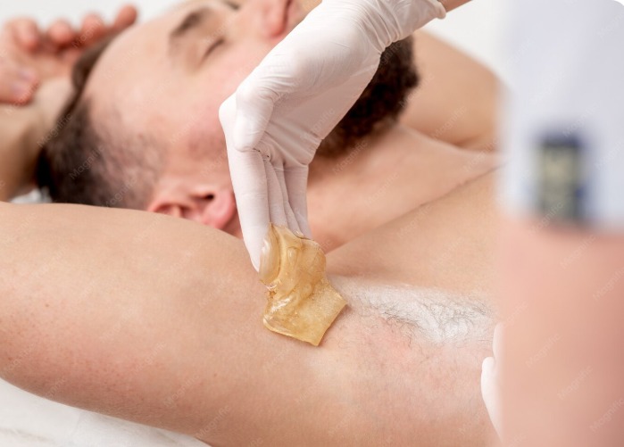 Depilação Masculina de Axila realizado por profissional especializado no Wanderley Beauty Trends em Gravataí, ambiente moderno, acolhedor e com atendimento profissional na categoria Estética Corporal