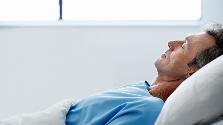 Hombre descansando en la cama