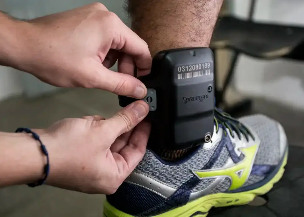 CÂMARA APROVA USO OBRIGATÓRIO DE TORNOZELEIRA POR AGRESSORES DE MULHER