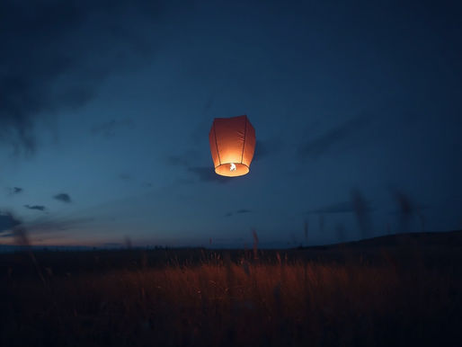 Lampion boven veld bij nachtlicht
