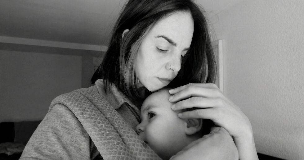 Bebé durmiendo en brazos con acompañamiento respetuoso