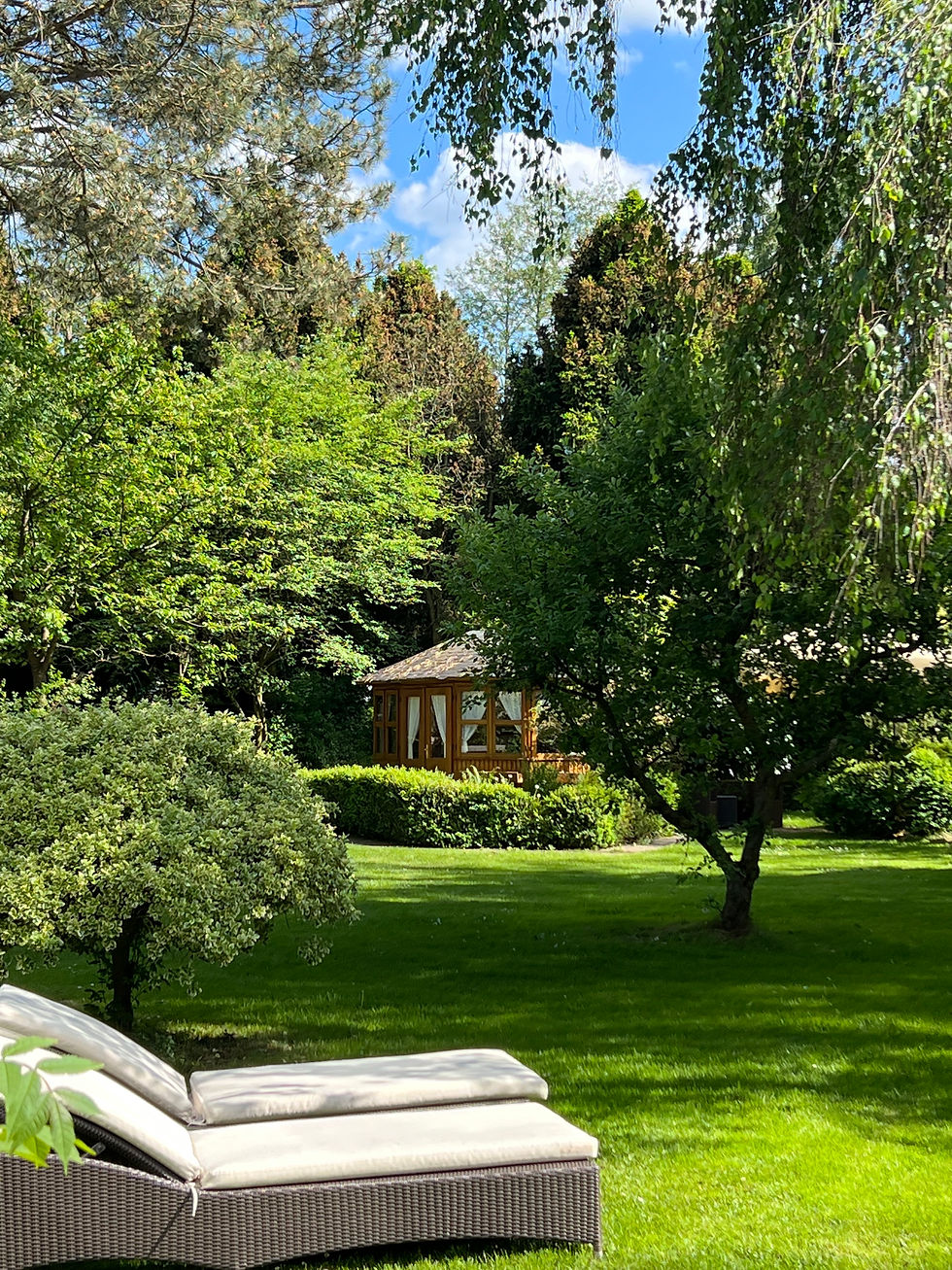 Zwei Sonnenliegen in einem großen Garten