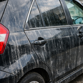 水垢汚れが目立つ車のボディー