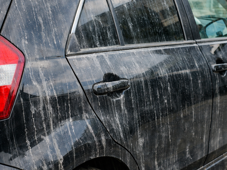 水垢汚れが目立つ車のボディー
