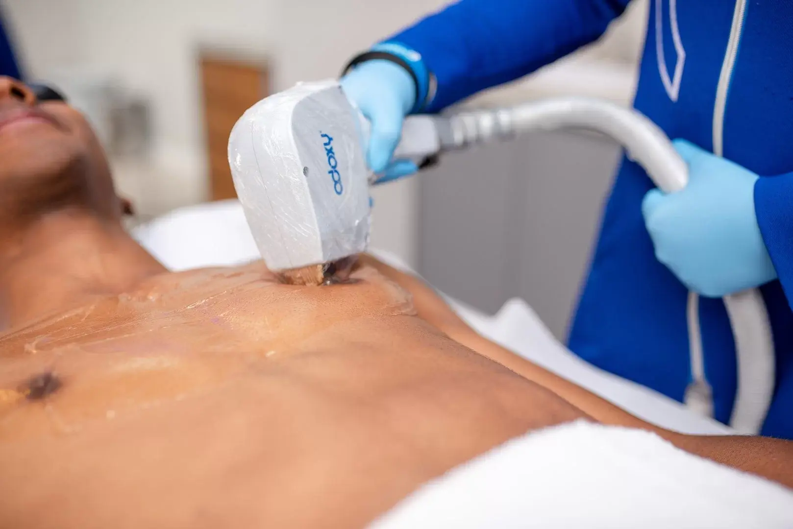 Um homem jovem fazendo um procedimento de depilação LED