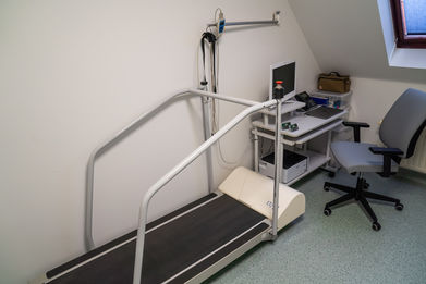 Nowoczesna aparatura wykorzystywana do rehabilitacji w Centrum Medycznym Progamed