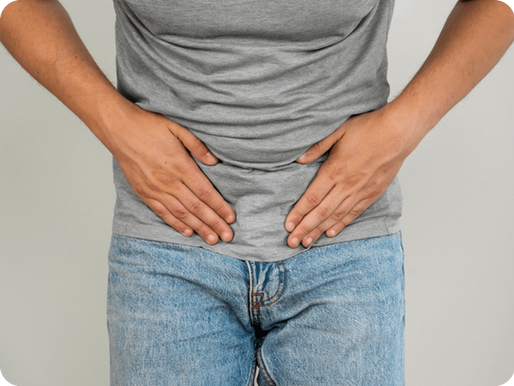 Mężczyzna trzymający ręce w okolicach prostaty