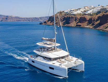 катамаран в калдере Санторини