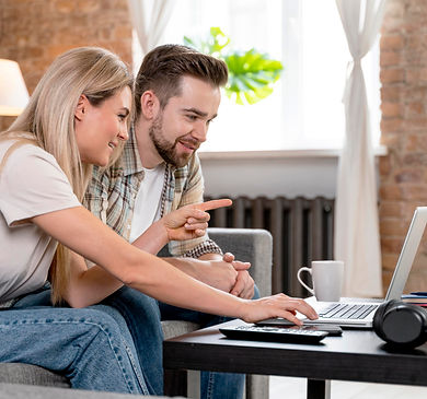 pareja-casa-teniendo-videollamada-familia.jpg