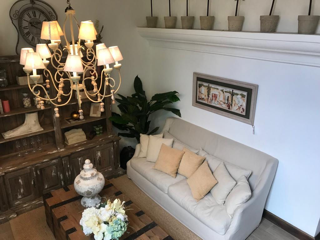 PRECIOSA CASA EN EL CASCO DE ANTIGUA GUATEMALA, INCLUYE MUEBLES ESTILO FRANCES
