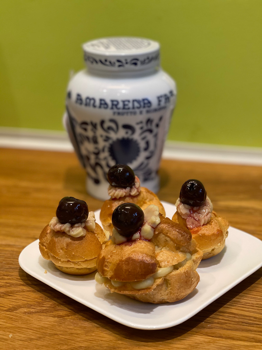 Bignè, chou, amarena, crème pâtissière