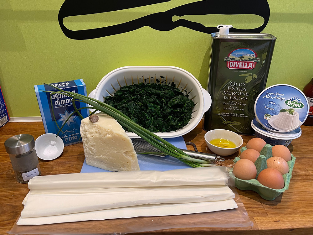 Huile d'olive, épinards, Pecorino romano, pâte filo, oeufs, thym, sel, oignons frais, noix de muscade, ricotta