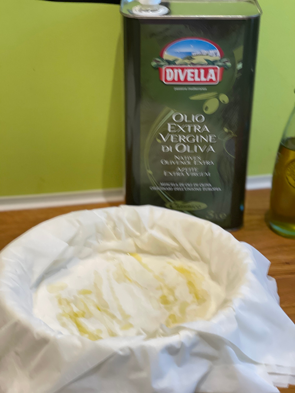 Superposition des feuilles Filo avec de l'huile d'olive