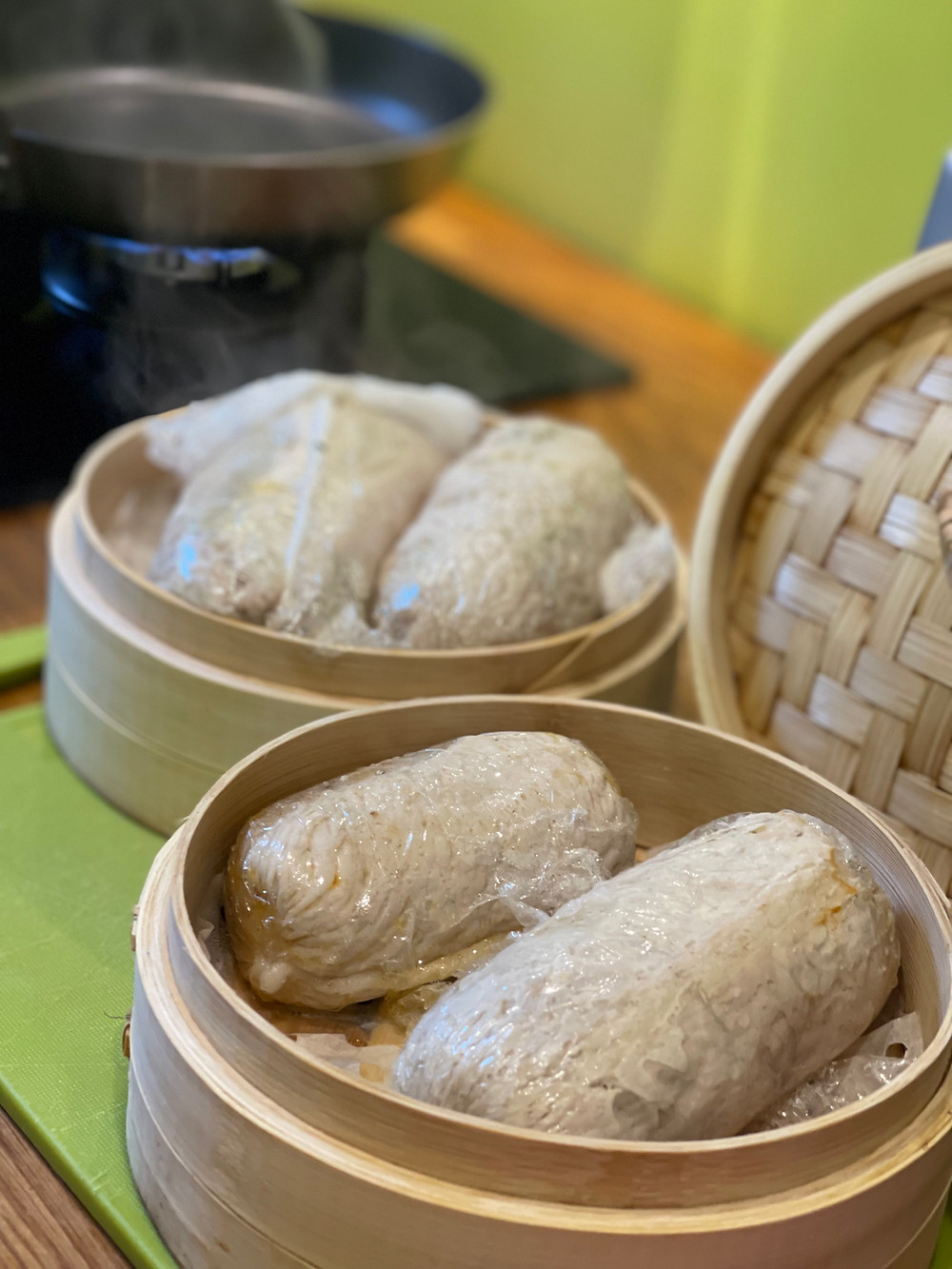 Roulé de dinde à la vapeur farci au gorgonzola et au jambon de parme