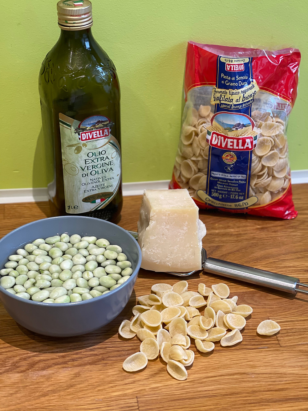 Huile d'olive, orecchiette, parmesan padano, fèves,