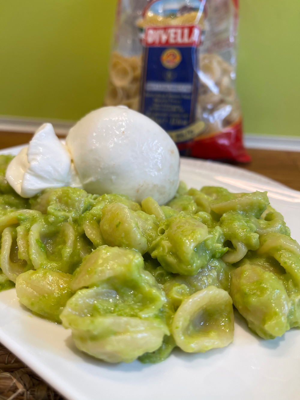 plat d'orecchiette à la crème de fève et burratina