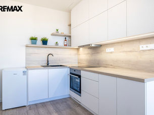 Světlý byt 2+kk s balkónem ve Strašnicích