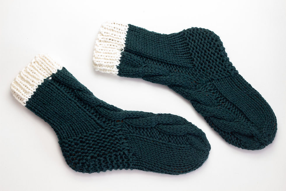 Миниатюра: Merino Stricksocken mit Zopfmuster grüne socken