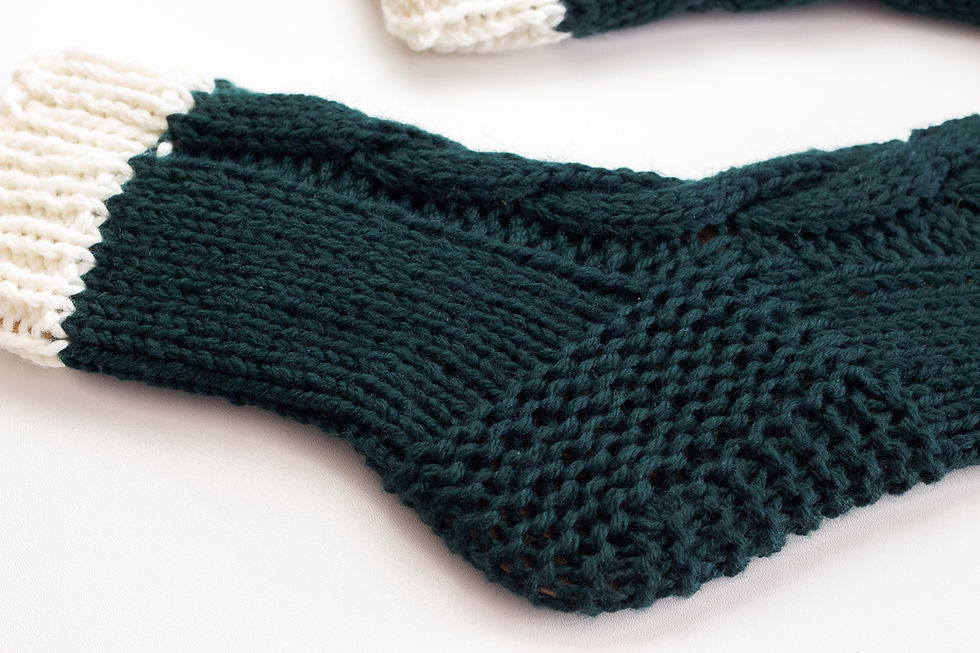 Миниатюра: Merino Stricksocken mit Zopfmuster grüne socken