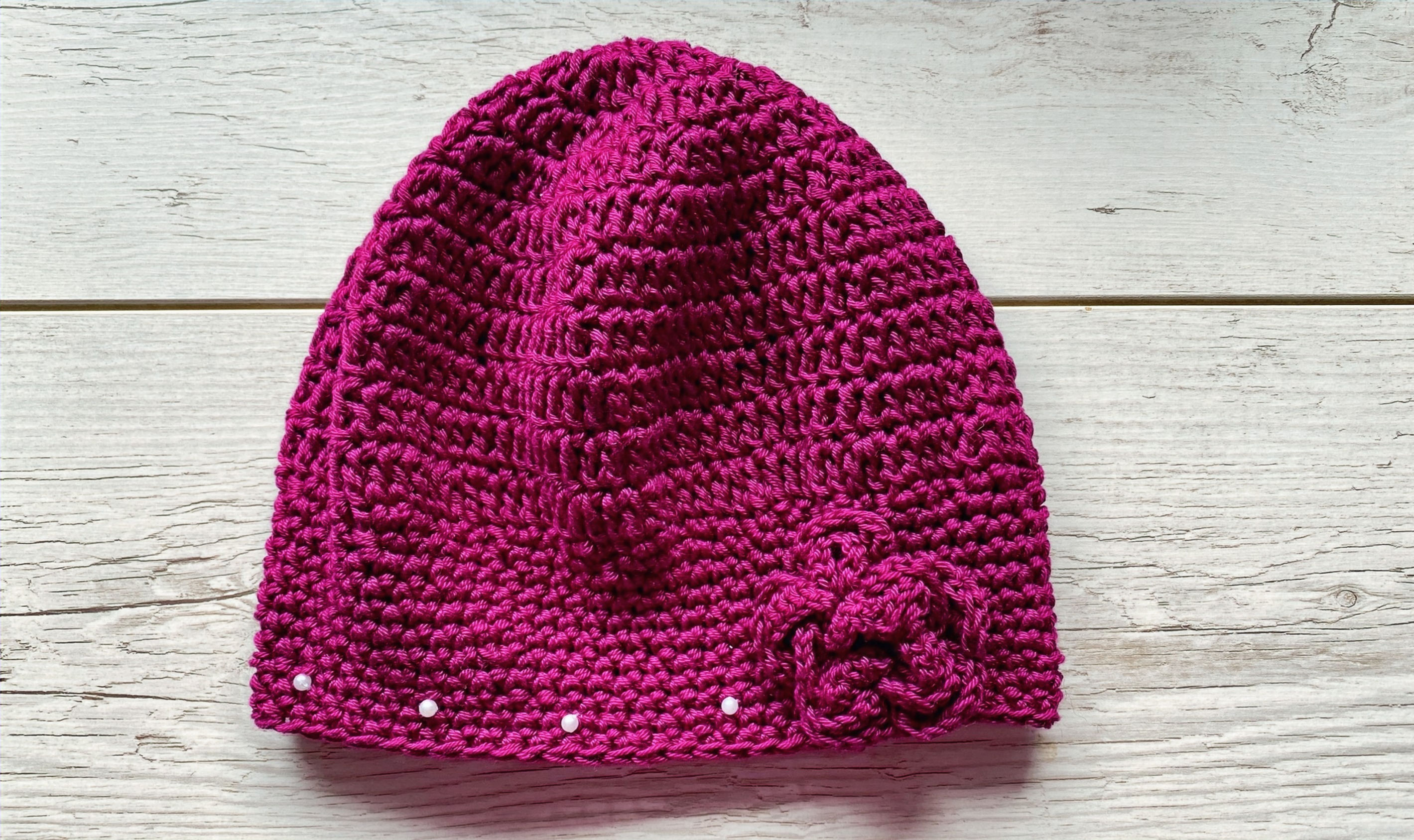 Häkelmütze Beanie mit Häkelrose und Perlen
