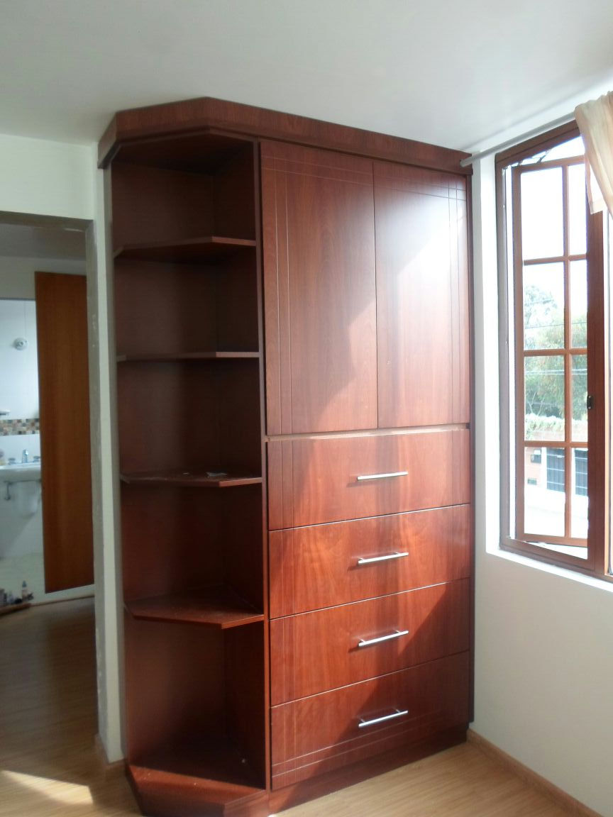 CLOSET CON ESTANTERIA
