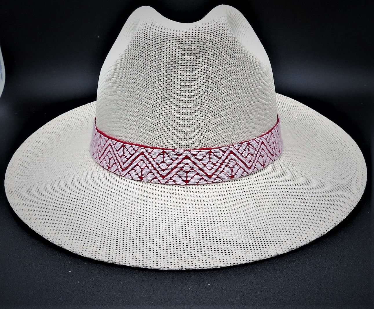 Sombrero Lona abierta- blanca tira roja hilo blanco