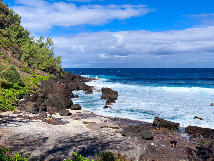 En 2020, la plage de Grande Anse dans le sud de l’île de La Réunion, territoire d’outre-mer français, a été classée dans le top 10 des plages françaises les plus aimées de l’année selon le site, Holidu. Le site de recherche de locations de vacances explique qu’il s’agit d’une magnifique baie bordée de cocotiers, située au pied du Piton Grande Anse. Un spot de pique-nique idéal, les pieds dans le sable chaud. La houle rendant régulièrement la baignade dangereuse, une piscine naturelle a été aménagée tout au sud de la plage avec des roches basaltiques. » La plage de Grande Anse est située sur la commune de Petite-Ile. Ile de La Réunion, Petite-Ile, plage de de Grande Anse, juillet 2020 © Véronique Tournier