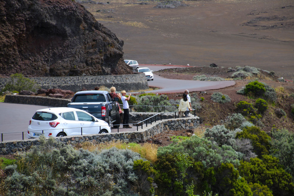 La Réunion, janvier 2016. Le circuit d'interprétation pour une meilleure découverte de la route du volcan et de l'histoire du piton de la Fournaise, imaginé par le Département de La Réunion en partenariat avec l'ONF, le Parc national et la Région pour l'aspect touristique, prend forme et semble être adopté par les touristes. Des touristes qui suivent, quasiment à la lettre, les étapes imaginées dans ce plan d'interprétation dont la vocation première est de faire comprendre aux visiteurs la signification et la valeur du site et ce en 6 étapes : 1. Piton Sec, 2. Le Nez de Bœuf, 3. Le Plateau Nez de Bœuf, 4. Le cratère Commerson, 5. Le Pas des Sables, 6. Le Pas de Bellecombe.
Le JIR - Le Journal de l'ile de La Réunion - Edition 22 janvier 2016 - « Le route du volcan prend ses marques» - Le Tampon - Piton de la Fournaise - © Véronique Tournier