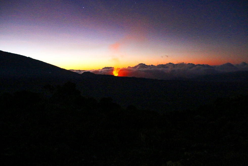 Juillet 2017. Le Piton de la Fournaise est entré en éruption pour la troisième fois de l’année le jour de la fête nationale. Vers 00h50, le 14 juillet l’un des volcans les plus actifs au monde entre en éruption. Une éruption qui va durer 45 jours. Pendant ce mois et demi, les Réunionnais ou les touristes de passage sur l’île de La Réunion ne manquent pas le spectacle, notamment la nuit venue ou très (très) tôt le matin. Le trésor étant visible du côté du Piton de Bert, un site accessible par un sentier au bord du rempart de l’enclos. Une vue magnifique sur l’éruption. Le JIR - Le Journal de l'ile de La Réunion - Edition 28 juillet 2017 - « Eruption à huis clos» - Volcan - La Réunion - Piton de La Fournaise - © Véronique Tournier