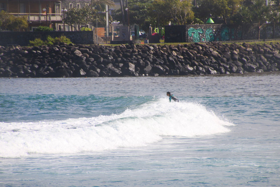 Quand Météo France émet un bulletin de vigilance concernant un train de houle important et puissant sur La Réunion, il n’est pas rare d’assister à un phénomène impressionnant où la rigueur est de mise tellement la mer peut se déchainer. En ce mois de juillet 2017, en plein hiver austral, la houle de 4 à 4,5 m en hauteur moyenne, soit 8 à 9 m en hauteur maximum peut entraîner des dégâts sur le littoral dans des communes comme Saint-Pierre ou Saint-Louis dans le sud de l’île. En ce fin du mois de juillet 2017, c’est une véritable machine à laver d'écumes et de vagues qui a tourné toute la journée entre les deux jetées de la ville sudiste. Un spectacle d’une puissance assez rare, les vagues étant parfois plus hautes que le phare lui même. 

Le JIR - Le Journal de l'ile de La Réunion - Edition 22 juillet 2017 - « Forte houle, la jetée de Terre-Sainte fermée» - Saint-Pierre - © Véronique Tournier