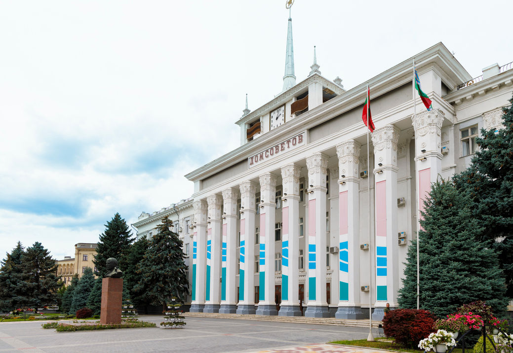 Dans le début des années 1990, une petite langue de terre de 4 000 kilomètres carrés de la Moldavie, le long de la frontière avec l’Ukraine, et d’à peine 500 000 habitants a fait sécession de la Moldavie et s’est autoproclamée « république moldave du Dniestr ». Voici le nom que s’est donné la Transnistrie avec sa capitale Tiraspol. La Russie, mais reste sans légitimité internationale. Même la Russie ne l’a pas reconnue, sans pour autant ne pas apporter son soutien notamment financier. Coincé entre la Moldavie et l’Ukraine, ce territoire pro-russe a pris une importance stratégique depuis l’invasion par la Russie de l’Ukraine. Près de 2000 militaires russes sont officieusement installés. Il serait environ plus de 200 000 citoyens russes. Les frontières se sont renforcées depuis février 2022, bon nombre de rumeurs d’invasions de la Moldavie par la Russie partent de ce territoire, le gouvernement français déconseille de s’y rendre. Pour le gouvernement moldave, la Transnitrie est une grosse épine dans le pied qui l’empêche d’entrer dans l’Europe. De son côté, la population de Tiraspol vit, en ce plein mois d’août 2023, comme si de rien n’était. Plage, balade à la fraiche dans les parcs. Une tension est palpable seulement aux frontières et aux abords des casernes militaires, où les photos sont interdites. Moldavie, Transnistrie, août 2023. © Véronique Tournier