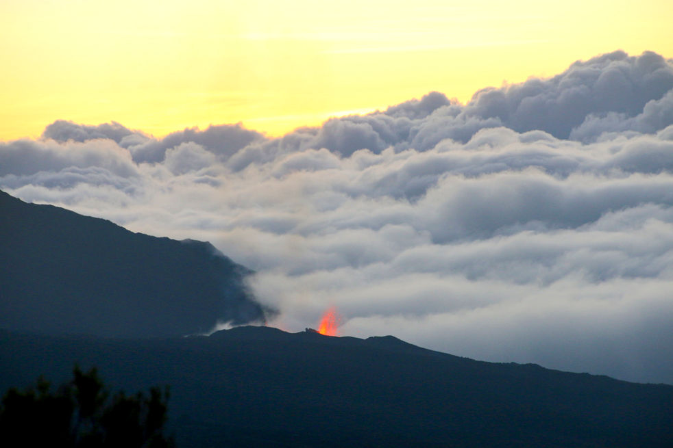 Juillet 2017. Le Piton de la Fournaise est entré en éruption pour la troisième fois de l’année le jour de la fête nationale. Vers 00h50, le 14 juillet l’un des volcans les plus actifs au monde entre en éruption. Une éruption qui va durer 45 jours. Pendant ce mois et demi, les Réunionnais ou les touristes de passage sur l’île de La Réunion ne manquent pas le spectacle, notamment la nuit venue ou très (très) tôt le matin. Le trésor étant visible du côté du Piton de Bert, un site accessible par un sentier au bord du rempart de l’enclos. Une vue magnifique sur l’éruption. Le JIR - Le Journal de l'ile de La Réunion - Edition 28 juillet 2017 - « Eruption à huis clos» - Volcan - La Réunion - Piton de La Fournaise - © Véronique Tournier