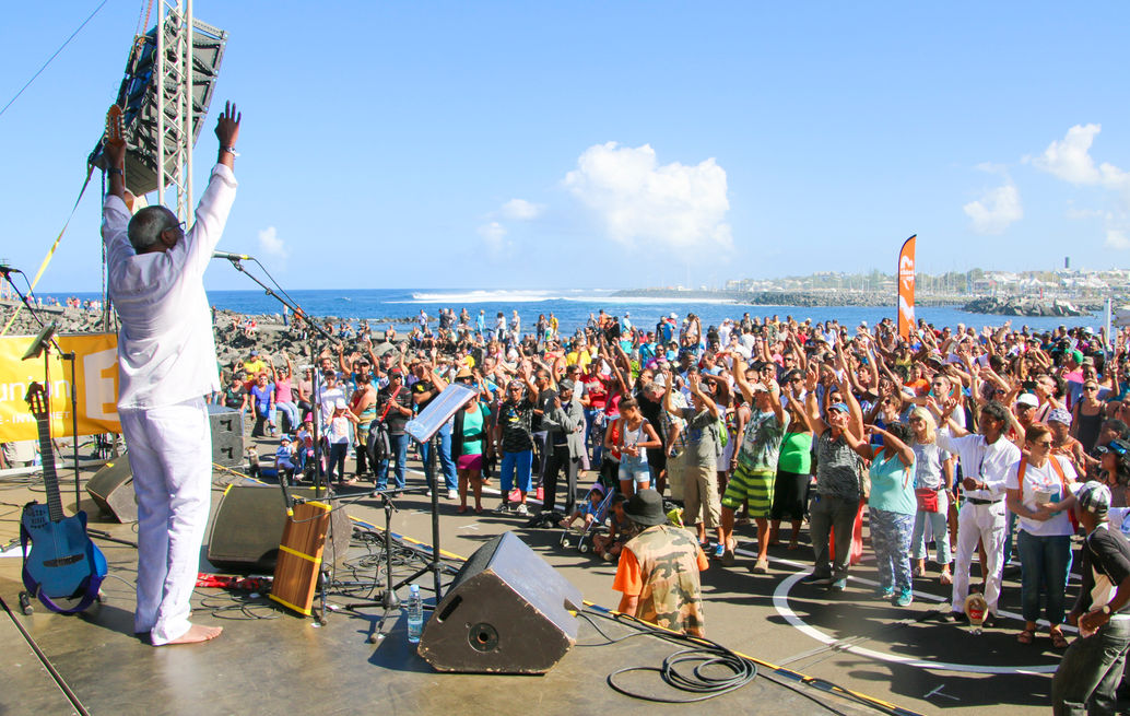 Saint-Pierre, La Réunion, juin 2016. Pour sa 13ème édition, le festival de musique Sakifo s’installe sur les plages du quartier de la Ravine Blanche à Saint-Pierre ana ale sud de l’île. Trois jours de festival, plus d’une cinquantaine de concerts parmi les artistes : Bigflo&Oli, Emir Kusturica et The No Smoking orchestra, Inne Modja, CVasseurs Flowters (Gringe et Orelsan), Dizzy Brain,  et le traditionnel rissolé du dimanche matin avec Tikok Vilaye.

Le JIR - Le Journal de l'ile de La Réunion - Edition 6 juin 2016 - Saint-Pierre - « C’était votre Sakifo » - © Véronique Tournier