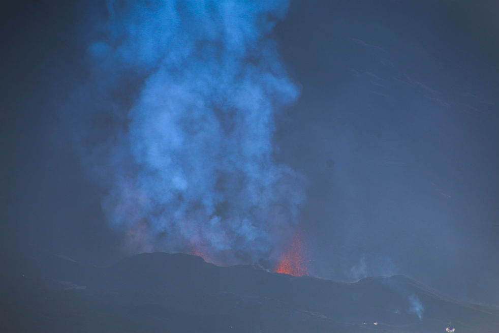 Juillet 2017. Le Piton de la Fournaise est entré en éruption pour la troisième fois de l’année le jour de la fête nationale. Vers 00h50, le 14 juillet l’un des volcans les plus actifs au monde entre en éruption. Une éruption qui va durer 45 jours. Pendant ce mois et demi, les Réunionnais ou les touristes de passage sur l’île de La Réunion ne manquent pas le spectacle, notamment la nuit venue ou très (très) tôt le matin. Le trésor étant visible du côté du Piton de Bert, un site accessible par un sentier au bord du rempart de l’enclos. Une vue magnifique sur l’éruption. Le JIR - Le Journal de l'ile de La Réunion - Edition 28 juillet 2017 - « Eruption à huis clos» - Volcan - La Réunion - Piton de La Fournaise - © Véronique Tournier