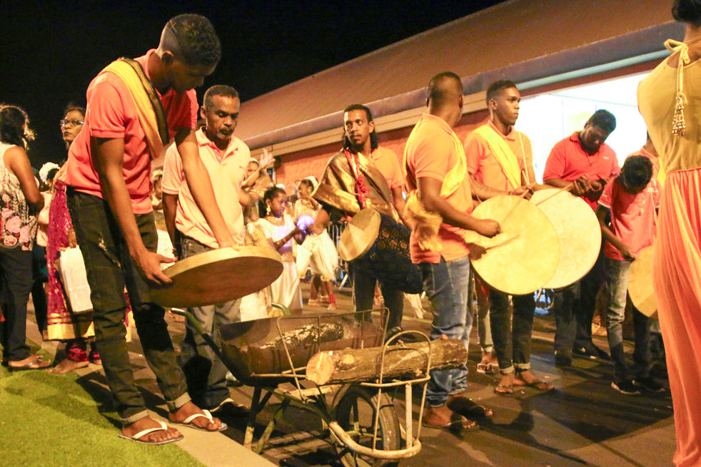 Octobre 2017, La Réunion. Plus de 1500 participants ont réalisé le traditionnel défilé du Dipavali sur le front de mer de Saint-Pierre. Chaque année sur ce territoire ultra-marin de la France, la communauté tamoule se pare de ses plus beaux costumes, maquillages et autres chars aux multiples couleurs pour célébrer Latchimi, déesse de la Lumière et de la Prospérité.
Le JIR - Le Journal de l'ile de La Réunion - Edition 23 octobre 2017 - Saint-Pierre - « De belles lumières pour Dipavali » - © Véronique Tournier