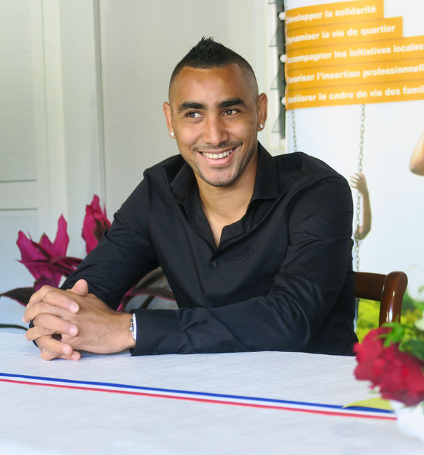 Juillet 2016, La Réunion. Sur les terres de son enfance, Dimitri Payet, la star de l'Euro-2016 avec l'équipe de France de football a fait le plein d'émotions devant un public venu nombreux le saluer. Le ”King Kréol” reçoit la médaille de citoyen d'honneur de Saint-Philippe. Un citoyen devenu footballeur professionnel aux valeurs de solidarité, d'abnégation et de respect dévoilés tout au long de la journée. Au lendemain de l'accueil triomphal qu'un demi millier de fans lui a réservé à Gillot, Dimitri Payet a enchaîné les bains de foule dans son fief du Sud Sauvage. Aussi bien à Saint-Philippe là où il a passé sa tendre enfance, qu'à la Petite-Île la ville d'adoption de ses parents, le vice-champion d'Europe a été adulé par des centaines de personnes. La Payetmania continue.
Le JIR - Le Journal de l'ile de La Réunion - Edition 22 juillet 2016 - « Dimitri Payet, citoyen d’honneur» - Saint-Philippe - © Véronique Tournier