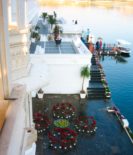 Tourisme. Janvier 2010, Udaipur, Inde. En plein coeur du Rajasthan, la ville d’Udaipur est connue pour être l’une des villes le plus romantiques d’Inde. Dans son lac mirent d’innombrables palais et pavillons confectionnés en marbre. Des palais cachés des regards indiscrets avec en leur coeur des jardins d’hibiscus, des fontaines. Le plus célèbres : le Taj Lake Palace. Le JIR - Le Journal de l'île de La Réunion - Femme Magazine - Edition 8 avril 2012- «Un vrai palace au Rajasthan» - Inde - Udaipur - Taj Lake Palace - © Véronique Tournier