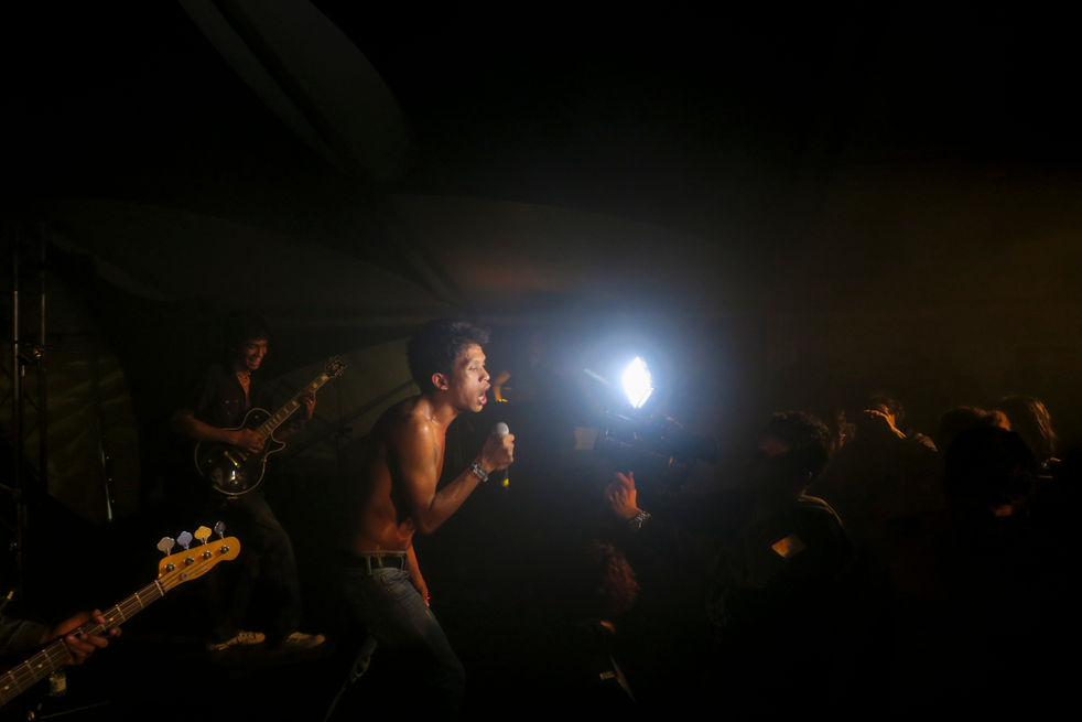 Saint-Pierre, La Réunion, juin 2016. Pour sa 13ème édition, le festival de musique Sakifo s’installe sur les plages du quartier de la Ravine Blanche à Saint-Pierre ana ale sud de l’île. Trois jours de festival, plus d’une cinquantaine de concerts parmi les artistes : Bigflo&Oli, Emir Kusturica et The No Smoking orchestra, Inne Modja, CVasseurs Flowters (Gringe et Orelsan), Dizzy Brain,  et le traditionnel rissolé du dimanche matin avec Tikok Vilaye.

Le JIR - Le Journal de l'ile de La Réunion - Edition 6 juin 2016 - Saint-Pierre - « C’était votre Sakifo » - © Véronique Tournier