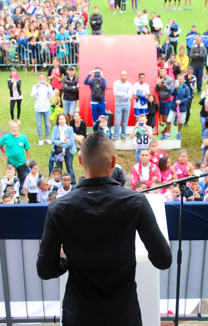 Juillet 2016, La Réunion. Sur les terres de son enfance, Dimitri Payet, la star de l'Euro-2016 avec l'équipe de France de football a fait le plein d'émotions devant un public venu nombreux le saluer. Le ”King Kréol” reçoit la médaille de citoyen d'honneur de Saint-Philippe. Un citoyen devenu footballeur professionnel aux valeurs de solidarité, d'abnégation et de respect dévoilés tout au long de la journée. Au lendemain de l'accueil triomphal qu'un demi millier de fans lui a réservé à Gillot, Dimitri Payet a enchaîné les bains de foule dans son fief du Sud Sauvage. Aussi bien à Saint-Philippe là où il a passé sa tendre enfance, qu'à la Petite-Île la ville d'adoption de ses parents, le vice-champion d'Europe a été adulé par des centaines de personnes. La Payetmania continue.
Le JIR - Le Journal de l'ile de La Réunion - Edition 22 juillet 2016 - « Dimitri Payet, citoyen d’honneur» - Saint-Philippe - © Véronique Tournier