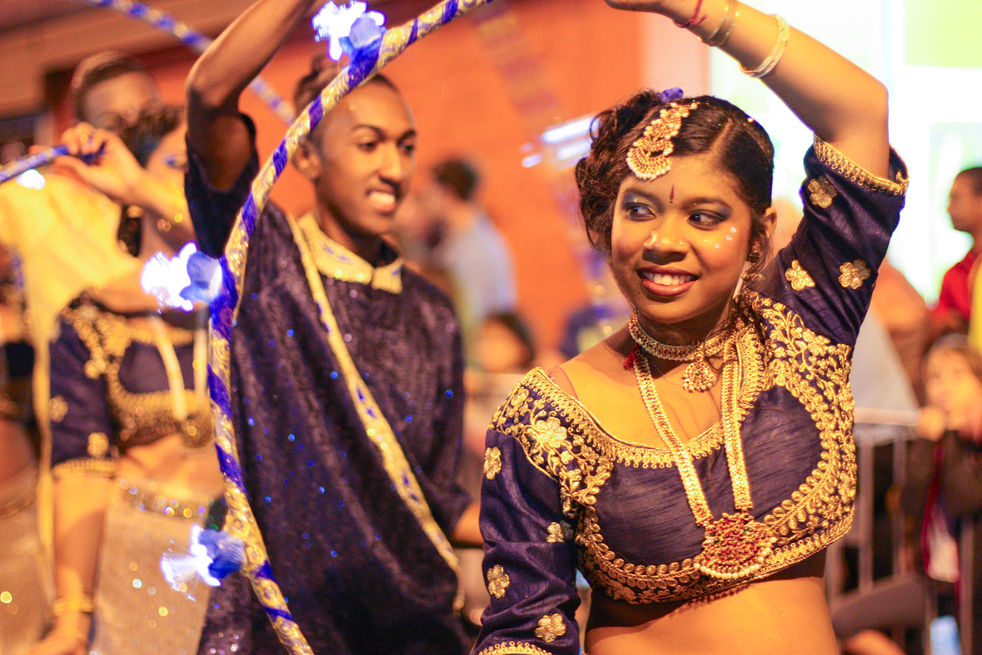 Octobre 2017, La Réunion. Plus de 1500 participants ont réalisé le traditionnel défilé du Dipavali sur le front de mer de Saint-Pierre. Chaque année sur ce territoire ultra-marin de la France, la communauté tamoule se pare de ses plus beaux costumes, maquillages et autres chars aux multiples couleurs pour célébrer Latchimi, déesse de la Lumière et de la Prospérité.
Le JIR - Le Journal de l'ile de La Réunion - Edition 23 octobre 2017 - Saint-Pierre - « De belles lumières pour Dipavali » - © Véronique Tournier