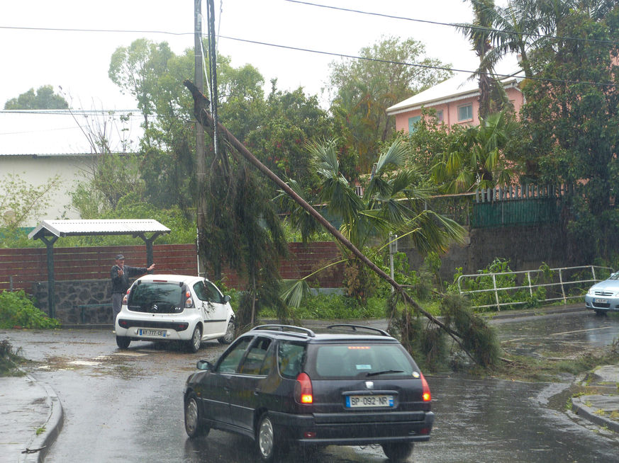 Le 2 janvier 2014, La Réunion passe en alerte rouge à 10h. Toute circulation et sortie sont interdite. Le centre du cyclone tropical Bejisa étant situé à 160km au Nord-Ouest de La Réunion. Depuis le 31 décembre 2013, le département de l’océan indien est placé en pré-alerte cyclonique. Le mur de l'œil du cyclone effleure le Sud-Ouest de l’île, transitant à une dizaine de kilomètres de la pointe de Trois Bassins. Des rafales de 140 km/h sont observées entre le Port (ouest) et Saint-Pierre (sud). Dans les hauteurs de l’île, les vents ont été plus forts avec 159 km/h à la Plaine des Palmistes jusqu’à 178 km/h à Bellecombe-Jacob, du côté du volcan. Les précipitations sont abondantes : plus de 1000 mm en 48h dans le centre de l’île, à Cilaos. La houle cyclonique atteint des valeurs maximales sur le littoral Nord et Nord-Ouest avec des vagues de 10 à 11 mètres. Vendredi 3 janvier 2014 à 9h, l’alerte rouge est levée et laisse place à la phase de sauvegarde.
C’est le moment de lister les dégâts.  ©Véronique Tournier