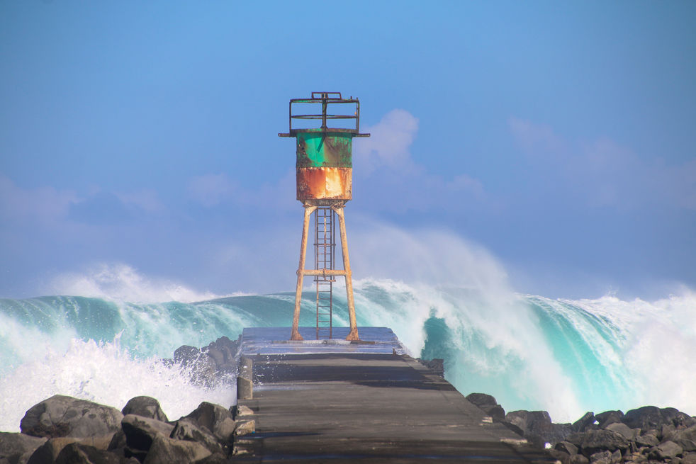 Quand Météo France émet un bulletin de vigilance concernant un train de houle important et puissant sur La Réunion, il n’est pas rare d’assister à un phénomène impressionnant où la rigueur est de mise tellement la mer peut se déchainer. En ce mois de juillet 2017, en plein hiver austral, la houle de 4 à 4,5 m en hauteur moyenne, soit 8 à 9 m en hauteur maximum peut entraîner des dégâts sur le littoral dans des communes comme Saint-Pierre ou Saint-Louis dans le sud de l’île. En ce fin du mois de juillet 2017, c’est une véritable machine à laver d'écumes et de vagues qui a tourné toute la journée entre les deux jetées de la ville sudiste. Un spectacle d’une puissance assez rare, les vagues étant parfois plus hautes que le phare lui même. 

Le JIR - Le Journal de l'ile de La Réunion - Edition 22 juillet 2017 - « Forte houle, la jetée de Terre-Sainte fermée» - Saint-Pierre - © Véronique Tournier
