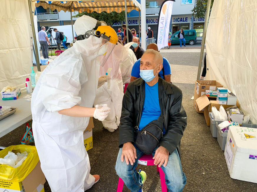 Après la fin de l'état d'urgence sanitaire décrétée mi-juillet 2020, les autorités ont fait le point ce jeudi 16 juillet 2020 sur la situation de l'île. Si le virus ne circule que faiblement au niveau local, la plus grande vigilance reste de mise. Une campagne massive de tests est lancée, et les mesures barrières restent impératives. La ville de Saint-Louis est la première commune a répondre favorablement à l'appel de l'ARS pour organiser une campagne de dépistage "Covid" gratuit.
Le JIR - Le Journal de l'ile de La Réunion - Edition 16 juillet 2020 - « 150 tests réalisés à Saint-Louis» - Covid 19 - La Réunion - © Véronique Tournier
