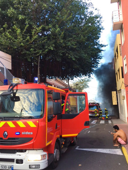 Dimanche 27 août 2017, 10h dans la rue François de Mahy, Saint-Pierre, île de La Réunion. Une épaisse fumée se dégage d’un parking sous-terrain d’un immeuble. Une centaine d’habitants du centre ville de la ville sudiste réunionnaise a été contrainte de quitter leur logement. Deux voitures ont pris feu dans le parking : le dispositif déployé par les pompiers arrivés très rapidement sur place est impressionnant : quatre camions, é celle, ambulance et 24 pompiers dépêchés sur place. La rue a été bloquée une bonne partie de la journée. Aucun blessé n’est à déplorer. Le JIR - Le Journal de l'ile de La Réunion - Edition 28 août 2017 - « Faits divers, Incendie en centre ville de Saint-Pierre» - © Véronique Tournier