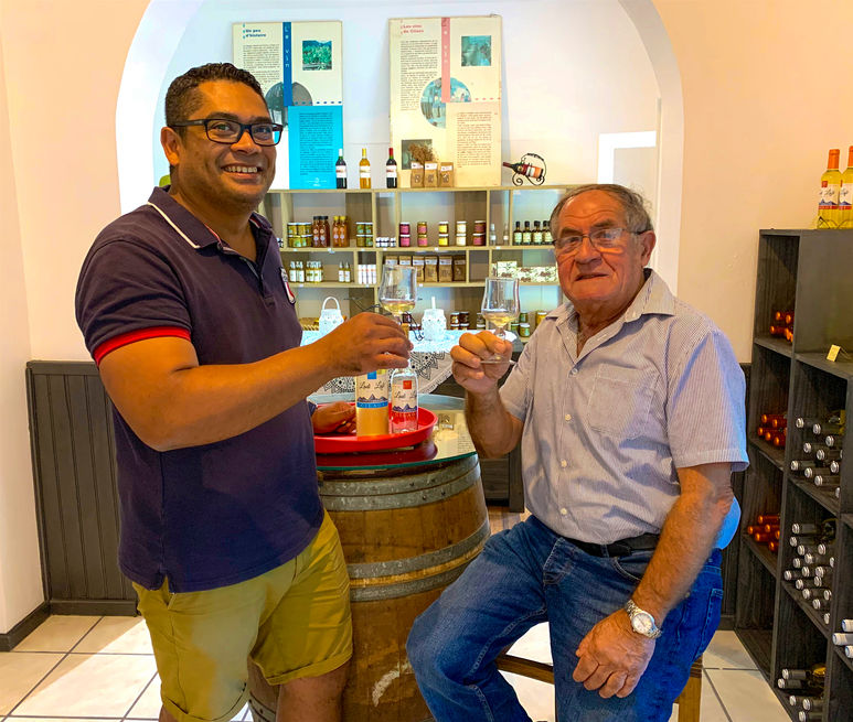 Depuis 2019, Olivier Cadarbacasse, en association avec l'entrepreneur Bruno Fontaine, a repris le chai de Cilaos. Un an après, la fête traditionnelle de la Saint-Vincent a permis de déguster la première cuvée du nouveau chai « Ladi Lafé », la première cuvée depuis deux ans et demi d'arrêt du chai, ainsi que découvrir le nouveau temple du vin du Cirque. Pour sa première cuvée, le chai a sorti environ 6000 bouteilles de blanc sec et blanc moelleux. Il espère pour les années à venir, en produire 2000 de plus et table pour une récolte de 45 000 hectolitres. Pour Olivier Cadarbacasse, il s’agit de sa deuxième affaire : passionnés de vin avec son épouse Véronique, ils sont aussi s'installés dans le Bordelais. En 2002 ils font le grand saut et reprennent le Château Moulin de Beauséjour. Le JIR - Le Journal de l'ile de La Réunion - Edition 9 février 2020 - «Le chai nouveau est arrivé» - Cilaos - Le vignoble le plus austral de France - La Réunion - © Véronique Tournier
